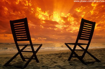 Cadeiras no nascer do sol