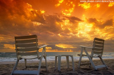 Cadeiras no nascer do sol