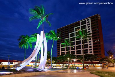 Monumento homenagem Jangadeiro com hotel Iate Plaza ao fundo, Beira-Mar, Foraleza_0095