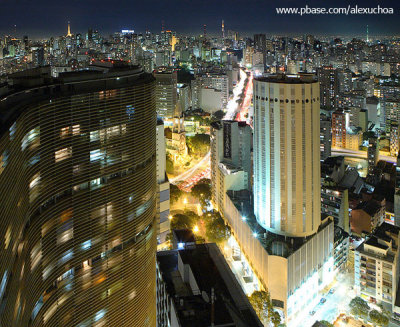 Vista Noturna de So Paulo com Edifcio Copan no primeiro plano 0849_C