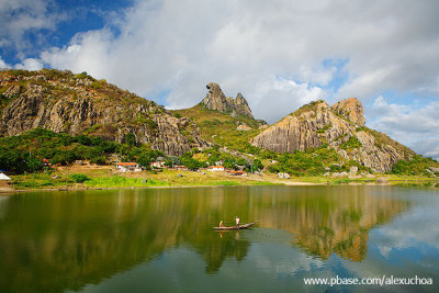 Açude do Cedro pela manhã com pedra da Galinha Choca ao fundo_3525