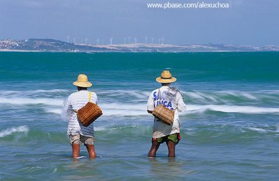 pescadores na praia do iguape