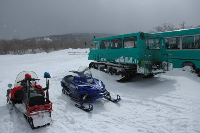 Eisauto und Schlitten