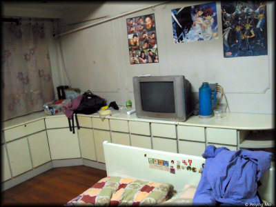 For 80 Yuan, I have a TV and a queen-size bed