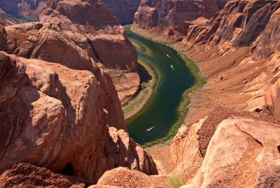 Boats rounding Horseshoe Bend