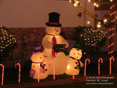 Carolling Snowman with two snowbabies