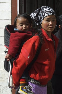 Lukla mother and child