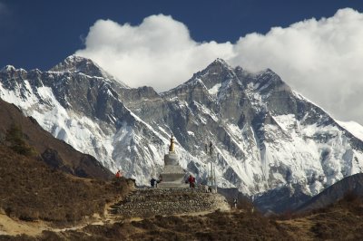 Chorten commemorating Tenzing Norgay with Mount Everest in the background