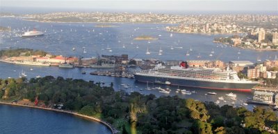 QE2 and QM2 in Sydney