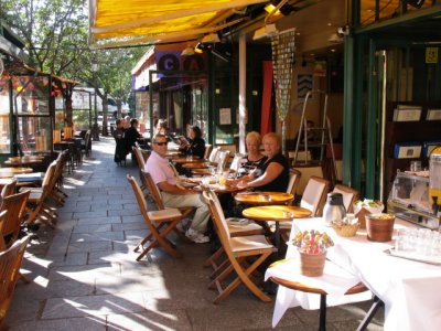  Al fresco breakfast near Notre Dame