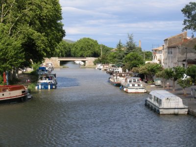 The bustling port of Homps