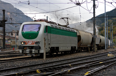 Une locomotive italienne, la E402-154  Modane.