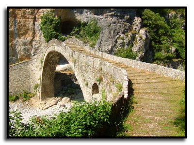 Einbogige Steinbruecke bei Kipi