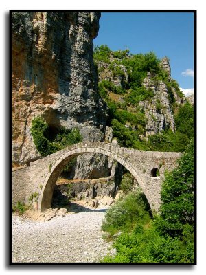 Einbogige Steinbruecke bei Kipi