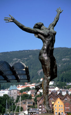 STATUE AT BERGEN