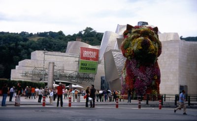 THE MASCOT PUPPYGUARDS AT THE OUTSIDE OF GUGGENHEIM MUSEUM-BILBAO