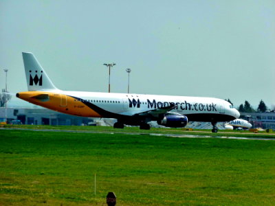 Monarch G-OZBP Boeing 757 @ East Midlands 01.05.2013 (2)_edited-1.JPG