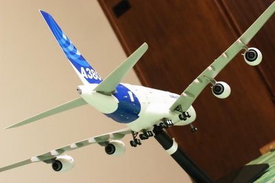 Vacances pluvieuses - A380 Heller 1/125