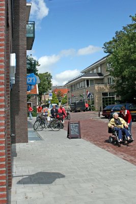 Dorpsstraat met op de achtergrond het appartementencomplex Dekkersgaard