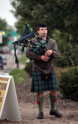 IMG_3689 Bagpipe Busker Aug 18