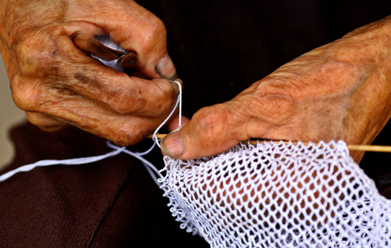 2538 Hands that make the fish net. Local cotton is used.