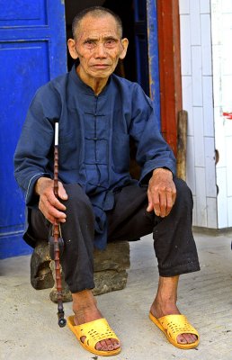 2787 Kam elder with traditional pipe.