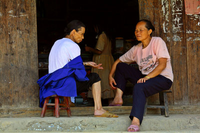 3689 Two Kam elder woman visiting.