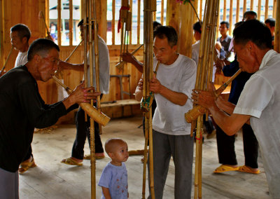 Little boy and the lusheng players.