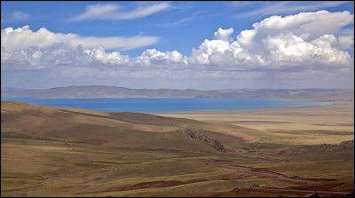 the sun shine again after the pass and Lake Namtso could be seen in distant [؍