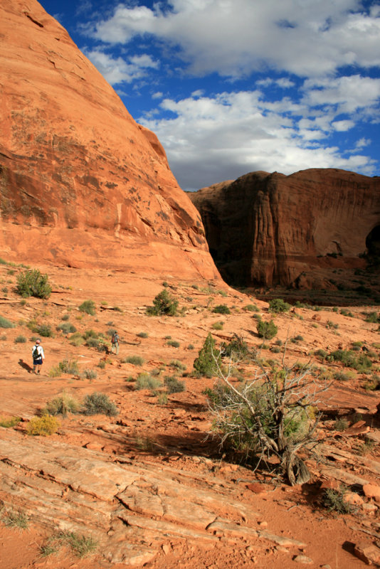 Hiking to Bowtie and Corona Arches
