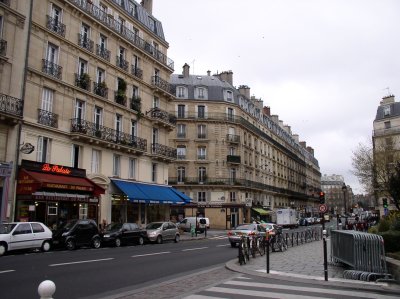 Parisian don't abide by streetlights when crossing.