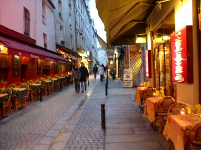 Parisian like to eat late. Often, restaurants didn't fill up until 8 to 9 pm.