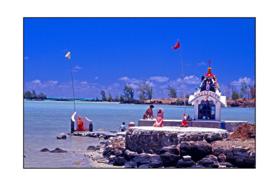temple hindou et lagon