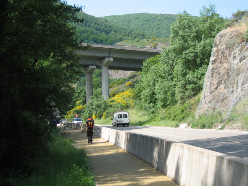 The way continues alongside the old road in El Bierzo