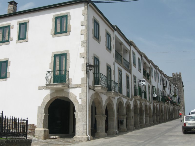 Typical housing colors in Portomarin