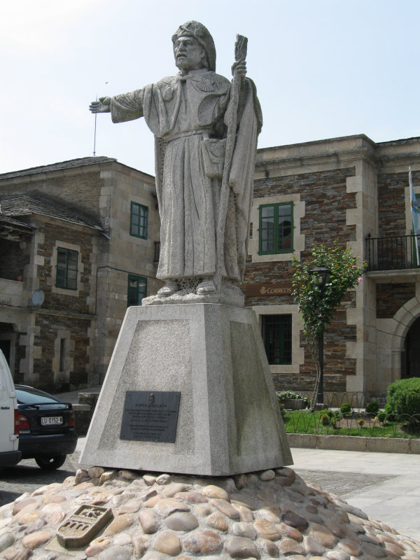 Statue of the Apostle pointing the way