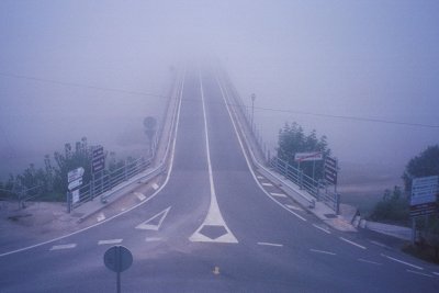 Niebla matutina sobre puente Portomarin