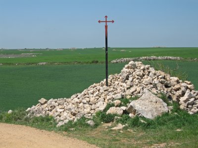 Cairn and pilgrim cross near San Bol