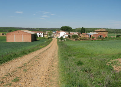 View of the shadeless dirt way to Calzadilla de la Cueza