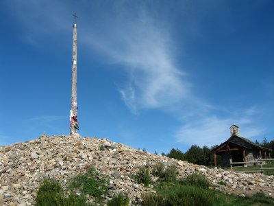 Another view of La Cruz de Ferro