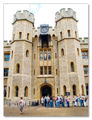 Queue to see The Crown Jewels