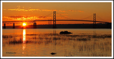 Lever du soleil sur le pont de l'ile d'Orlan.