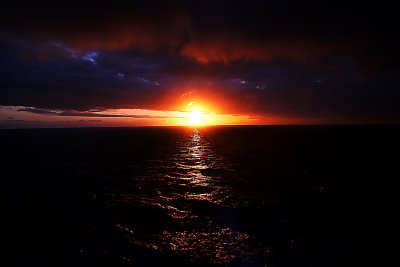 26 Midnight Sun Across Vestfjorden 14.jpg