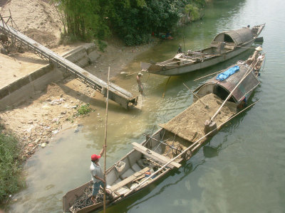 Unloading sand