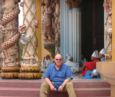 Hot tourist, cool Caodaists
