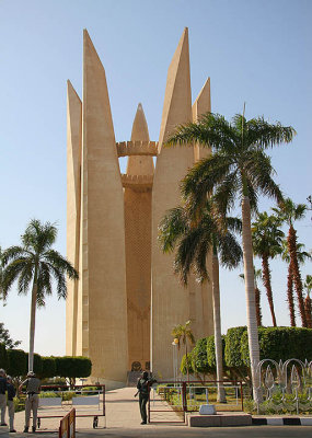 Russian monument at Aswan High Dam.jpg