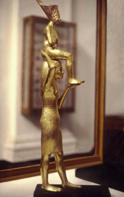 Goddess supporting Tutankhamen .jpg