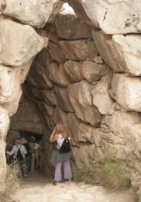 Mycenae Well entrance.jpg