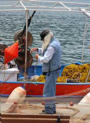 Samos fisherman mending nets.jpg