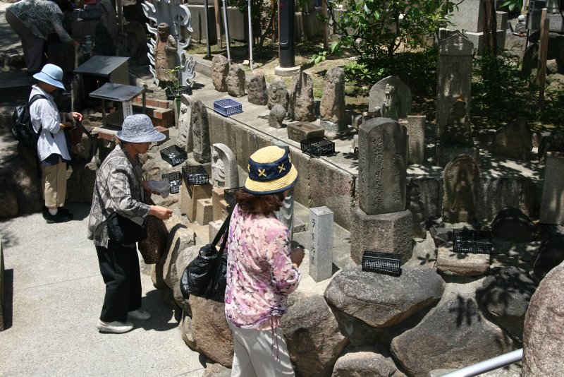 四天王寺的地藏當放置了多座地藏供人供奉